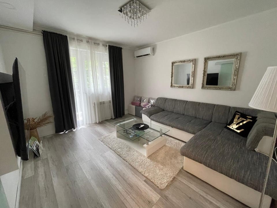 TV and multimedia, Living room, Seating area, air conditioner