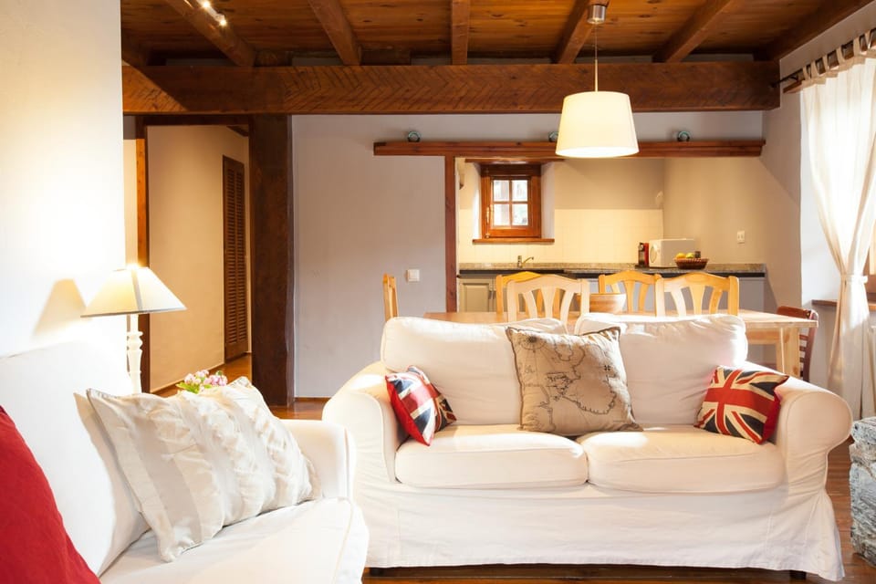 Living room, Decorative detail, Seating area, Area and facilities