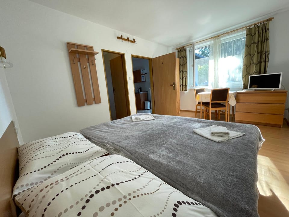 Bed, TV and multimedia, Bedroom