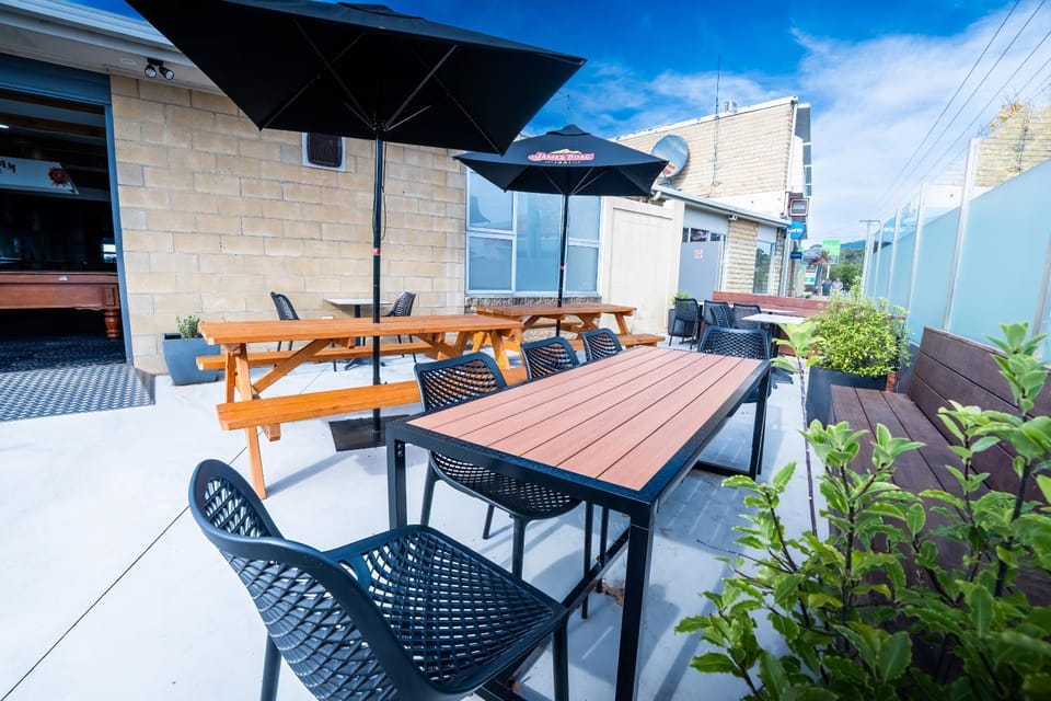 Property building, Day, Garden, Lounge or bar, Seating area