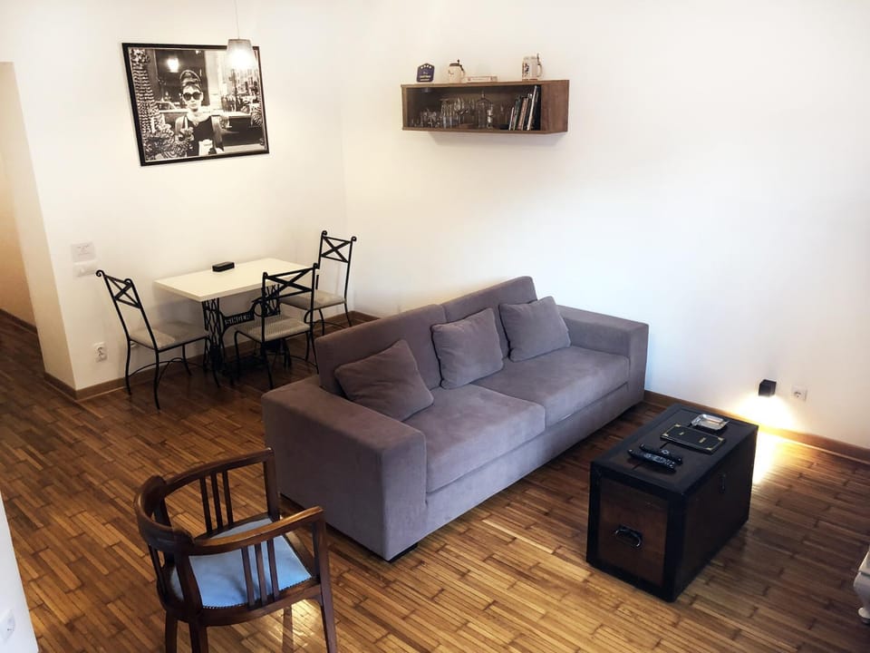 TV and multimedia, Living room, Photo of the whole room, Seating area, Dining area, Area and facilities
