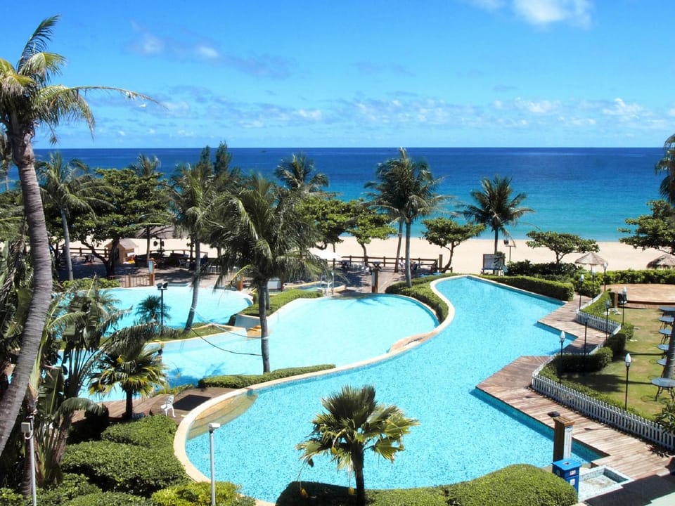 Day, Pool view