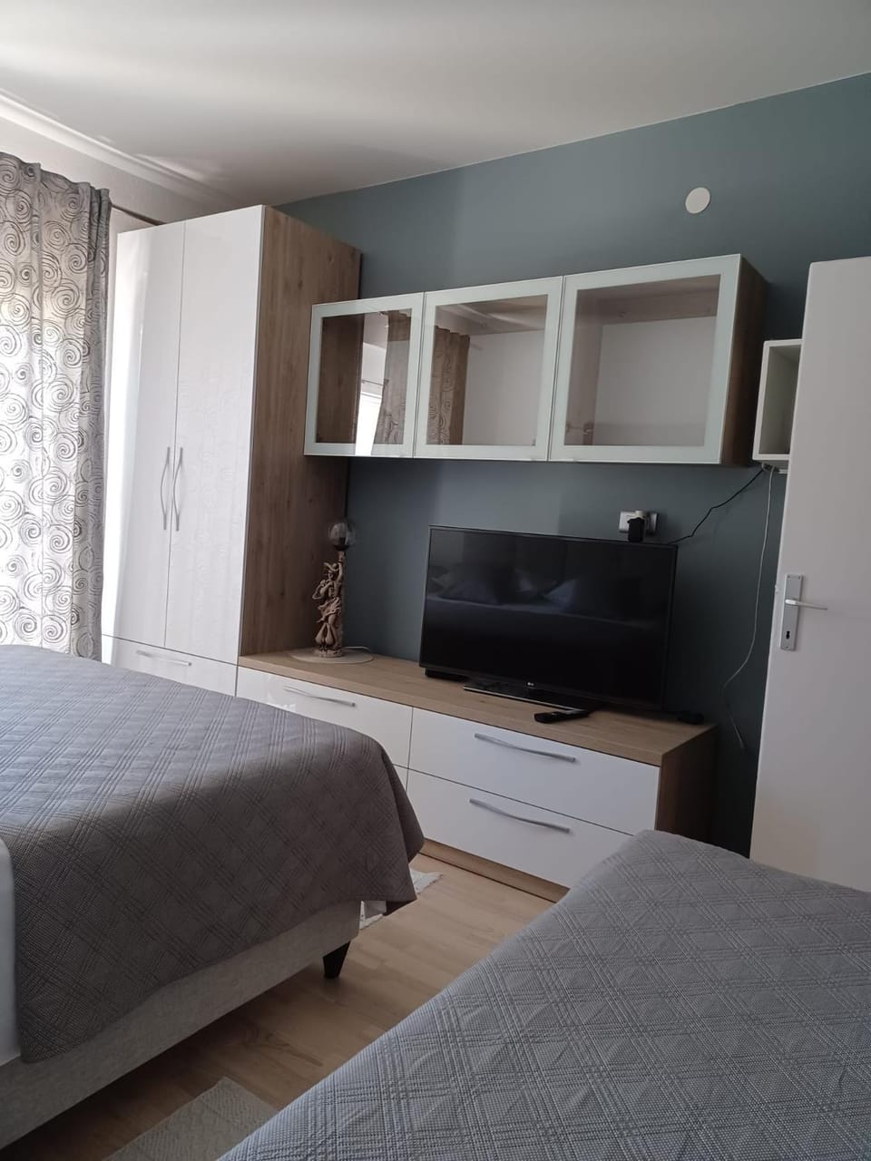 Bed, TV and multimedia, Bedroom