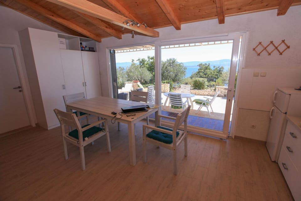 View (from property/room), Balcony/Terrace, Kitchen or kitchenette, Living room, Seating area, Sea view, Area and facilities