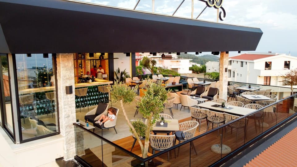 Restaurant/places to eat, Lounge or bar