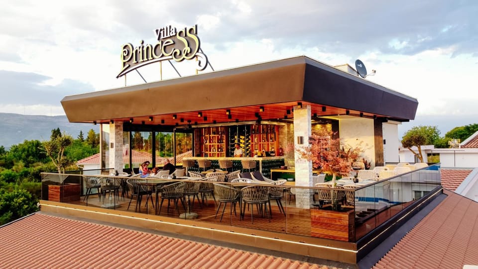 Restaurant/places to eat, Lounge or bar