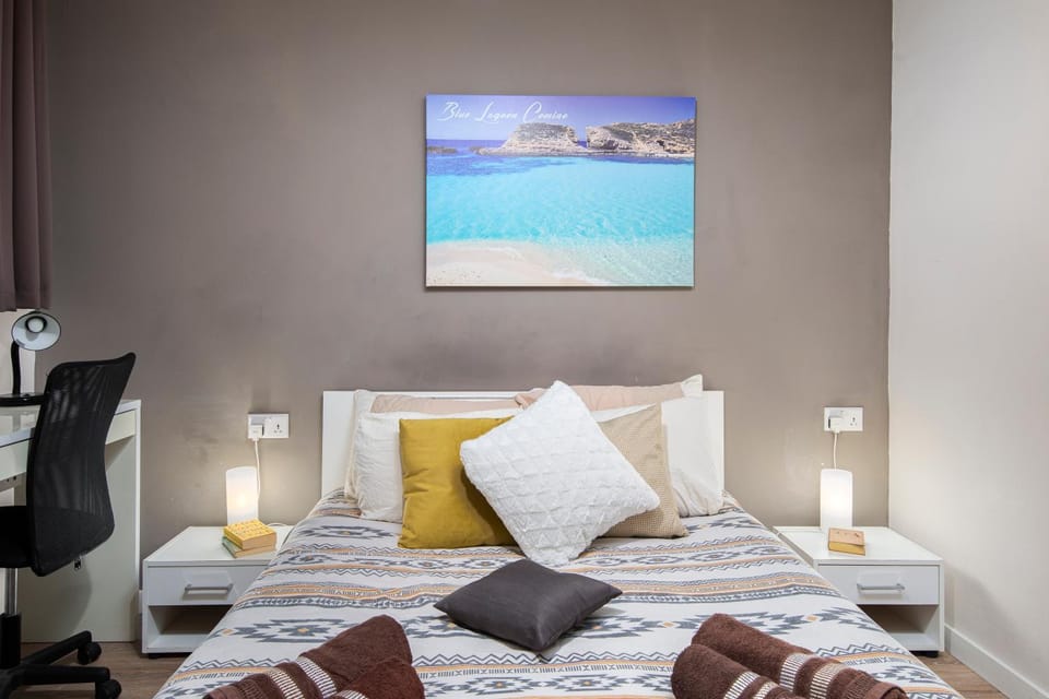 Bed, Photo of the whole room, Bedroom