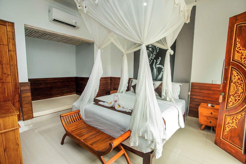 Bed, Photo of the whole room, Seating area, Bedroom, towels, air conditioner