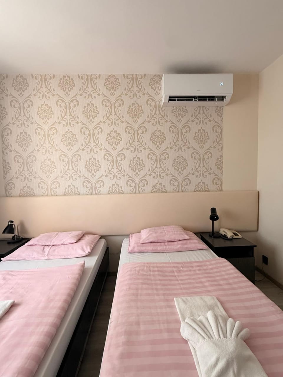 Bed, Bedroom, towels, air conditioner