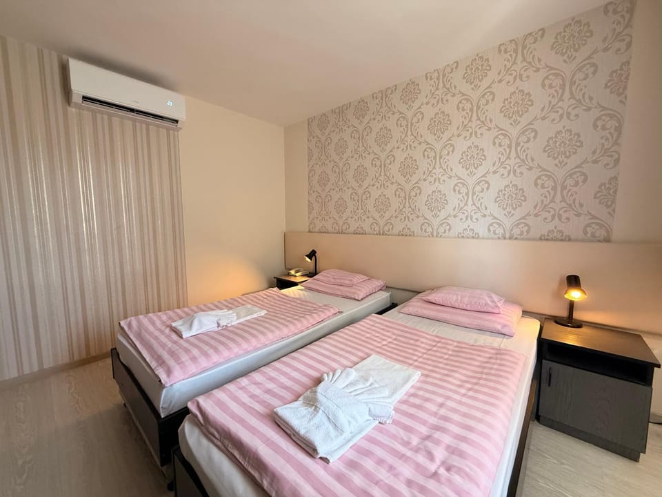 Bed, Bedroom, air conditioner