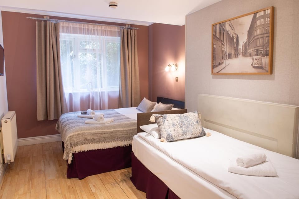 Bed, TV and multimedia, Bedroom, towels