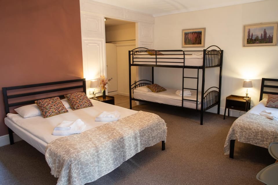 Bed, Bedroom, bunk bed, towels