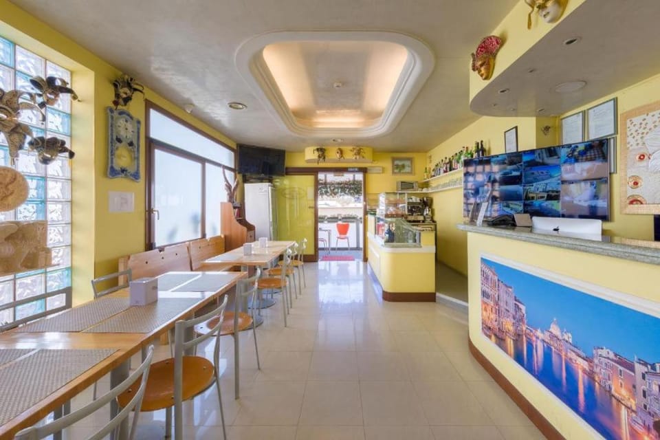 Communal lounge/ TV room, Lobby or reception, Lounge or bar