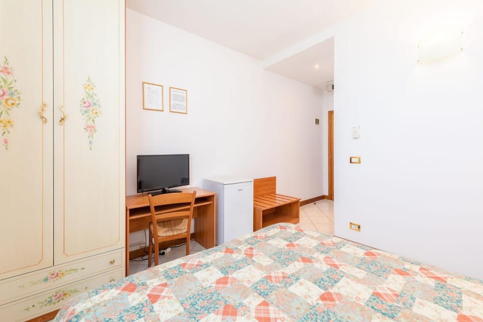 Bed, TV and multimedia, Photo of the whole room, Bedroom, wardrobe