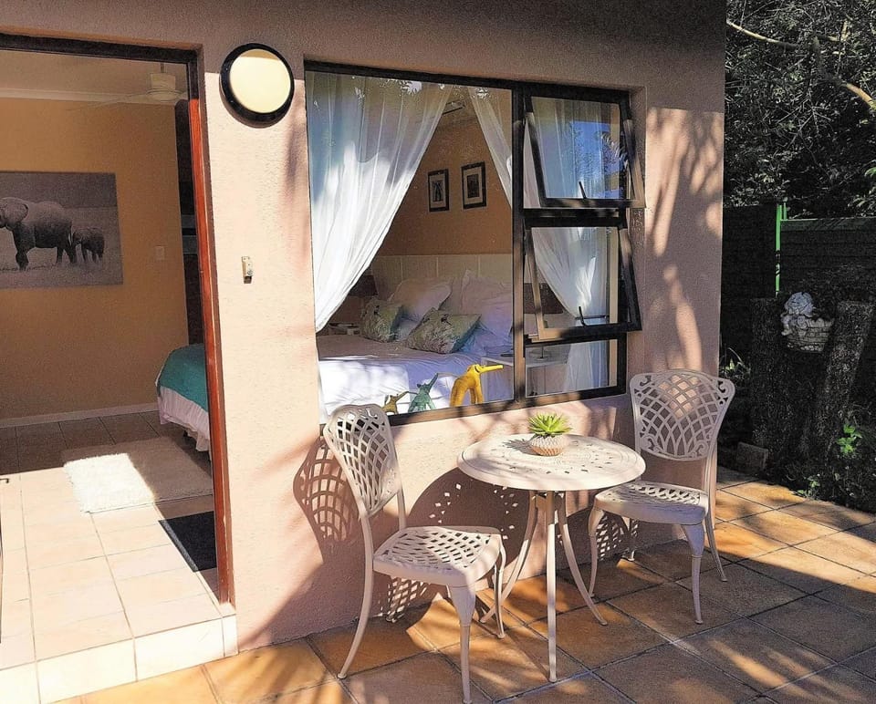 Property building, Patio, Balcony/Terrace, Seating area