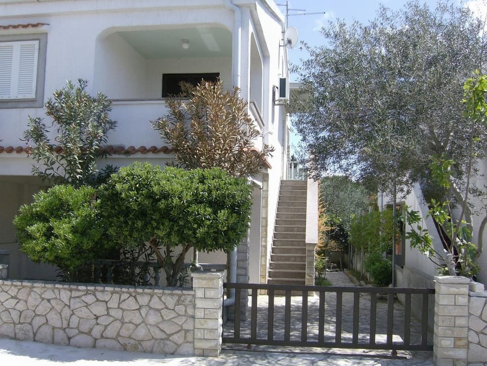 Property building, Facade/entrance, Garden, Balcony/Terrace