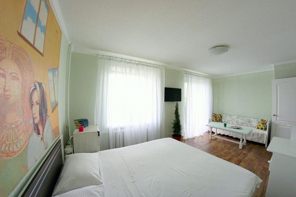 TV and multimedia, Seating area, Bedroom