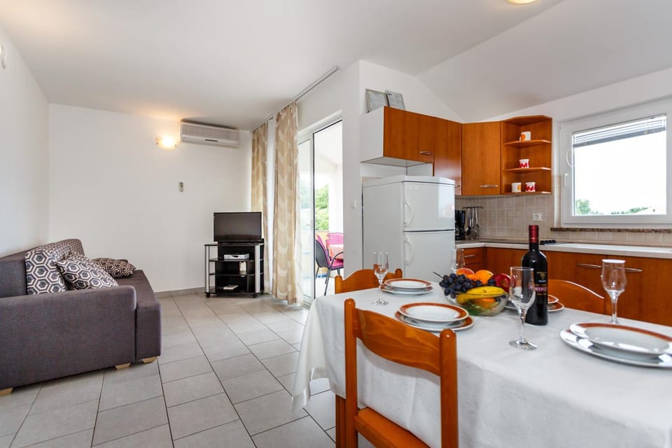 Villa Luka 5 min walk to the beach, 5 min to the village Apartment in Primorje-Gorski Kotar County
