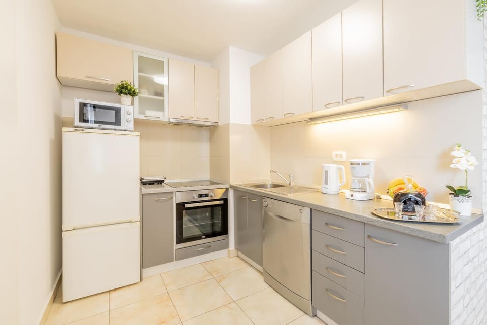 Coffee/tea facilities, Kitchen or kitchenette, dishwasher, oven, stove, toaster