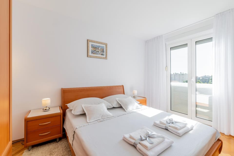 Bed, Bedroom, towels