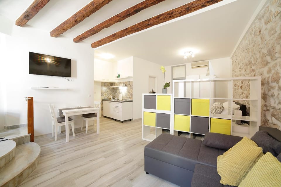 Kitchen or kitchenette, Living room