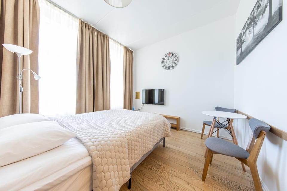 Bed, TV and multimedia, Photo of the whole room