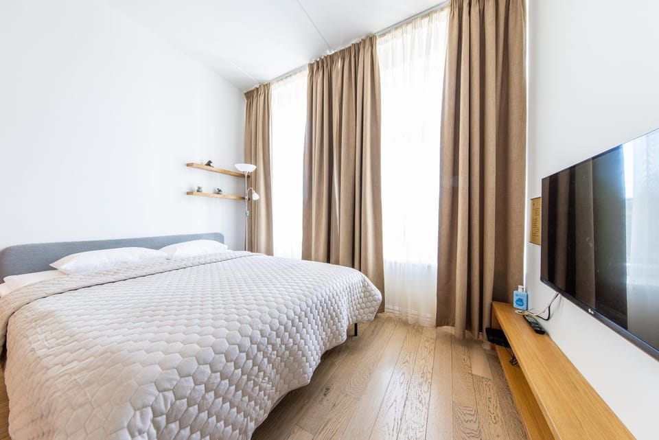 Bed, TV and multimedia, Photo of the whole room, Bedroom