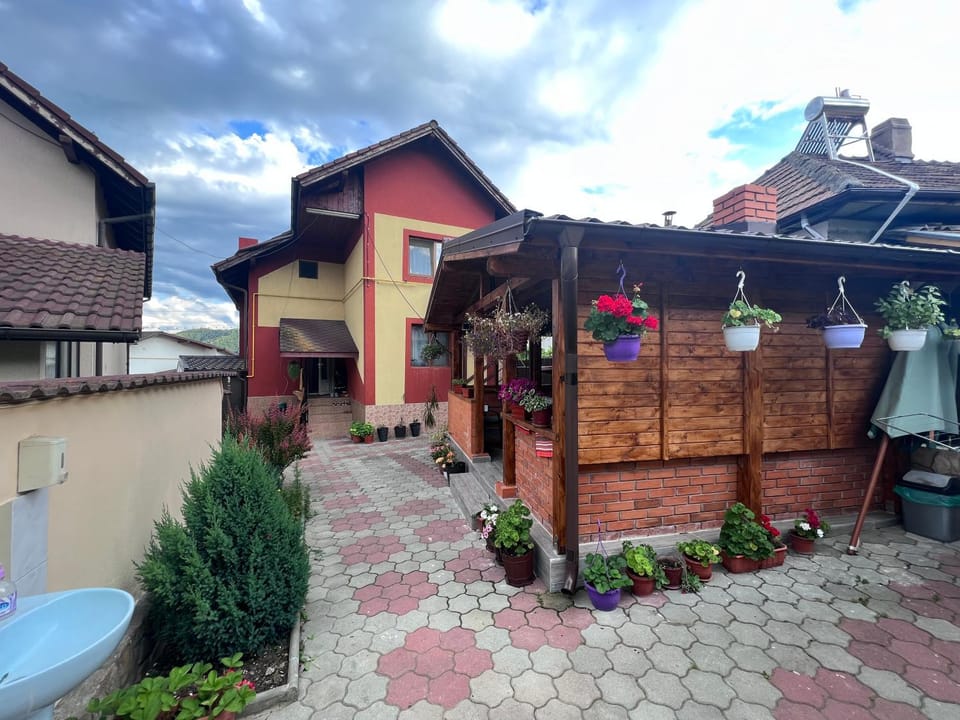 Casa Flori Bed and Breakfast in Romania
