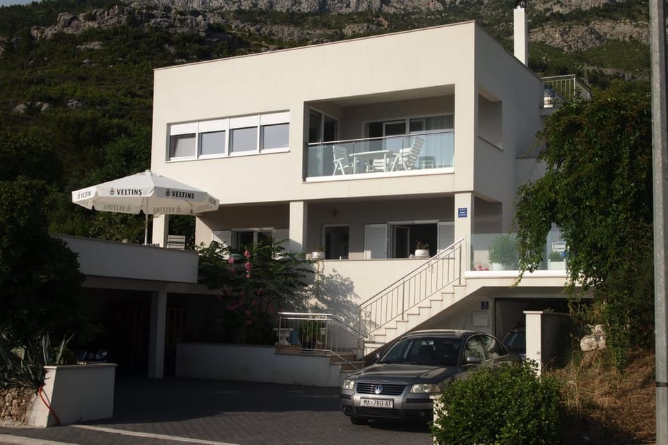Facade/entrance, Garden, Balcony/Terrace, Mountain view
