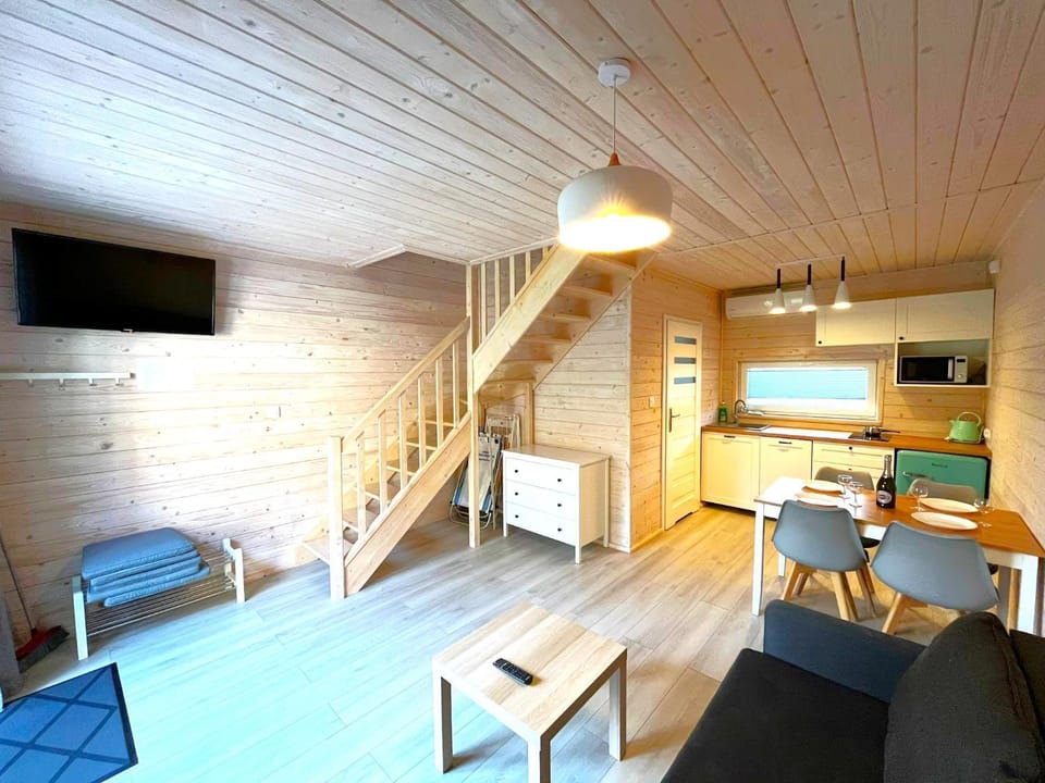 Communal lounge/ TV room, TV and multimedia, Kitchen or kitchenette, Living room, Seating area, Dining area