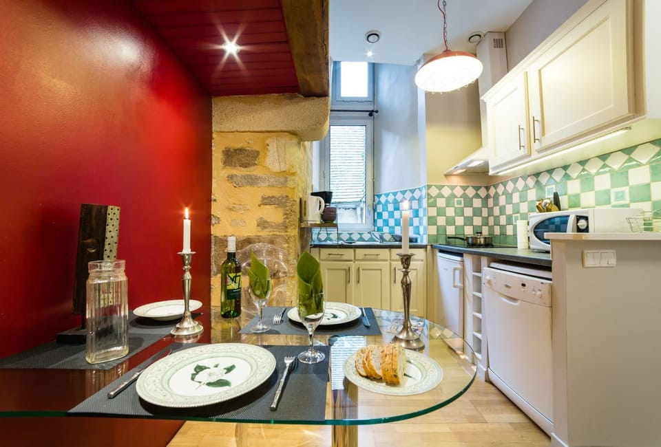Kitchen or kitchenette, Dining area