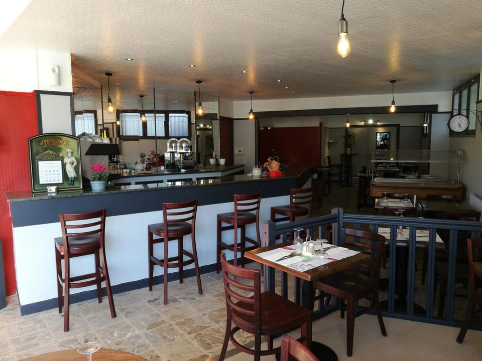 Restaurant/places to eat, Lounge or bar
