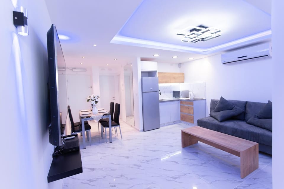 TV and multimedia, Coffee/tea facilities, Kitchen or kitchenette, Living room, Seating area, Dining area, stove