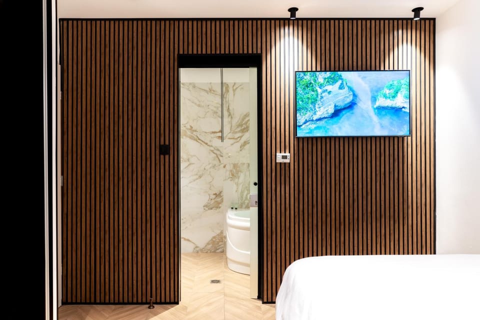 Bed, TV and multimedia, Photo of the whole room, Bedroom