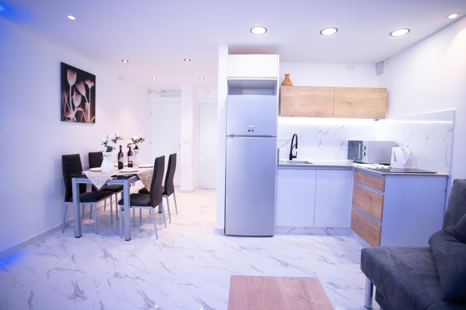 Kitchen or kitchenette, Living room, Seating area, Dining area, stove