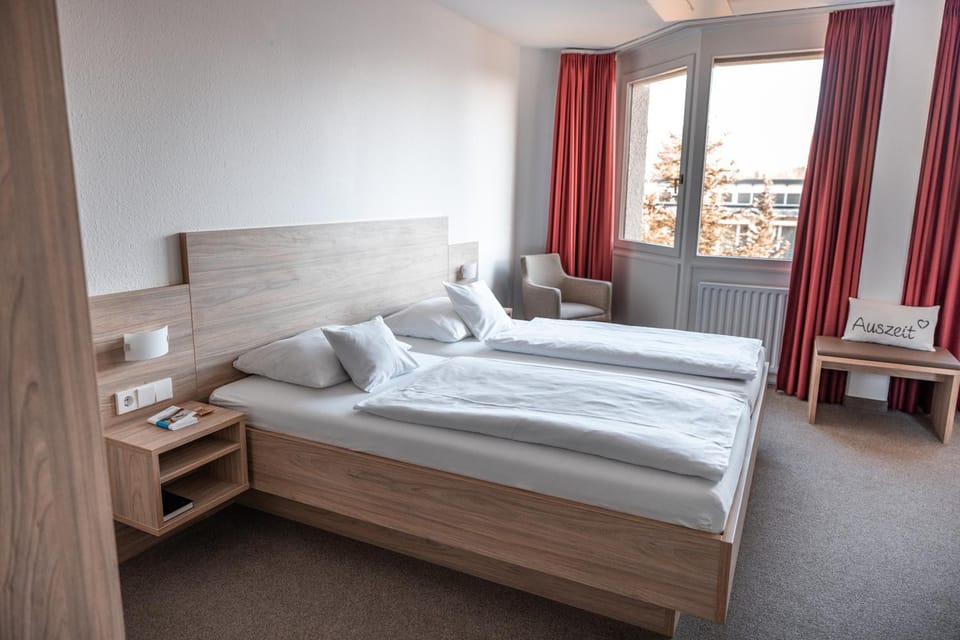 Bed, TV and multimedia, Photo of the whole room, wardrobe