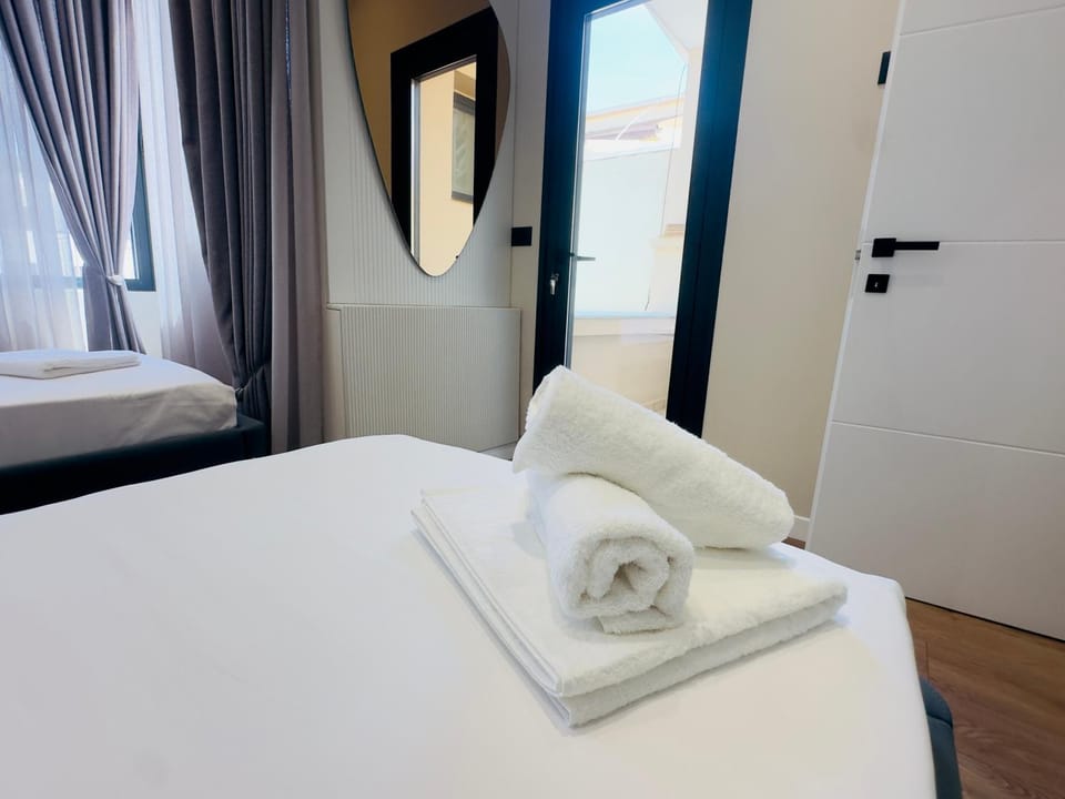 Bed, Bedroom, towels