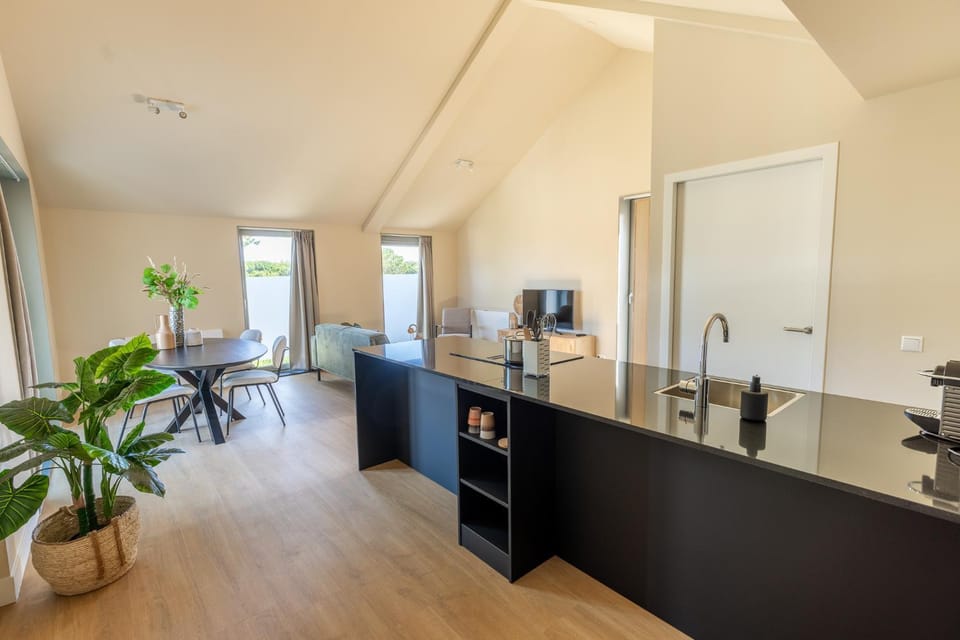 Coffee/tea facilities, Kitchen or kitchenette, Dining area, minibar