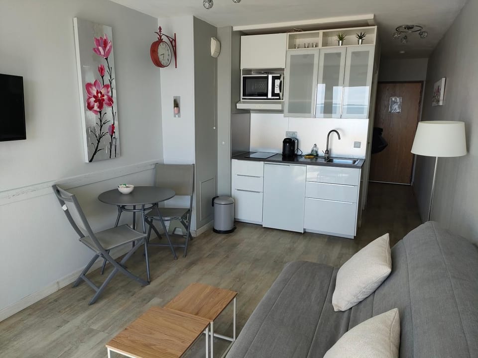 Kitchen or kitchenette, Living room, Dining area