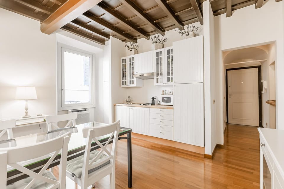Coffee/tea facilities, Kitchen or kitchenette, Living room, Seating area, Dining area