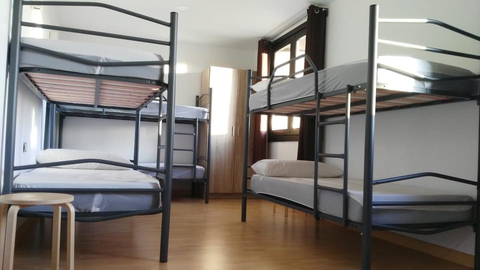 Photo of the whole room, Decorative detail, bunk bed