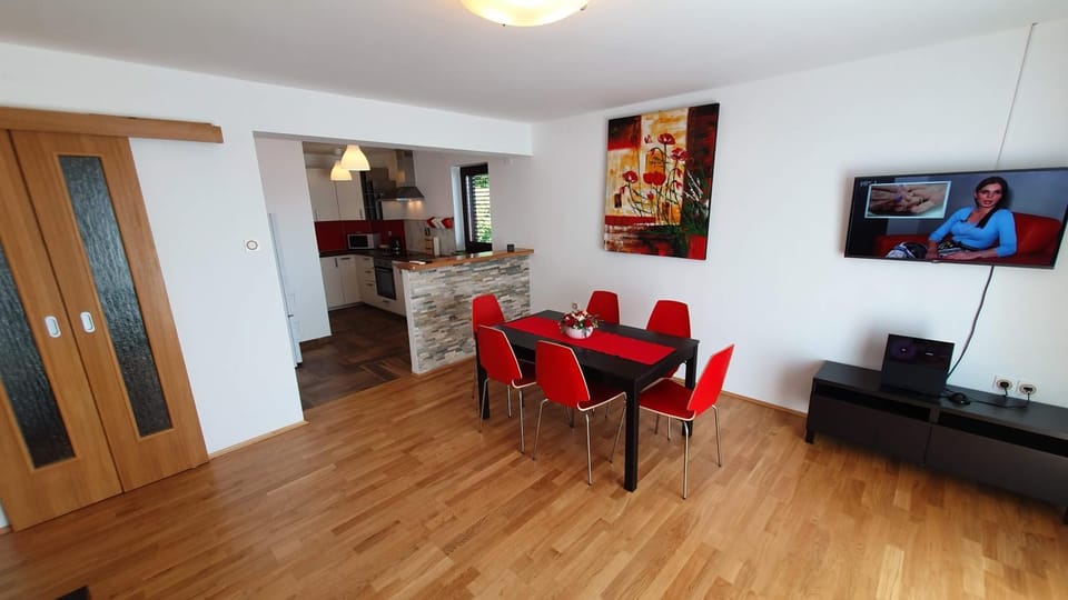 TV and multimedia, Kitchen or kitchenette, Living room, Dining area