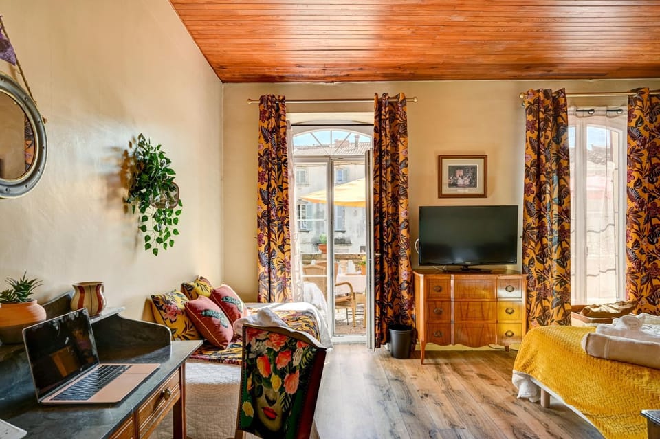 TV and multimedia, Photo of the whole room