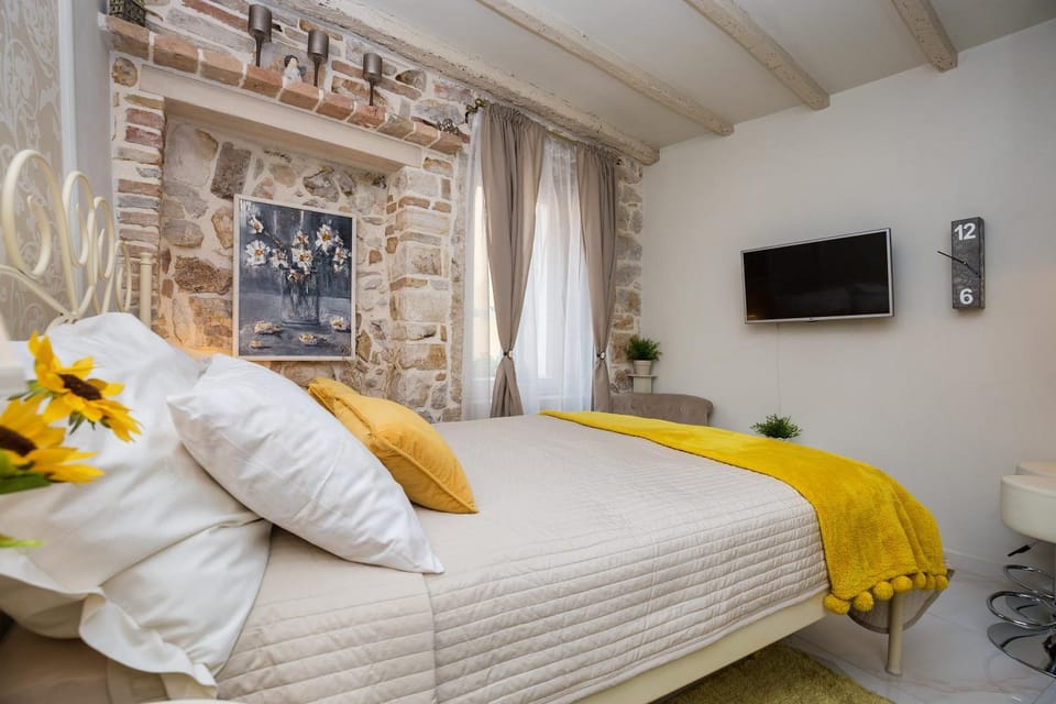 Bed, TV and multimedia, Bedroom