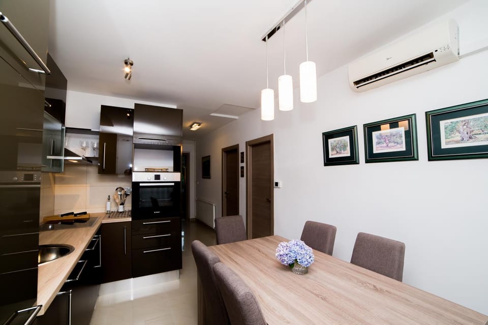 Kitchen or kitchenette, Food and drinks