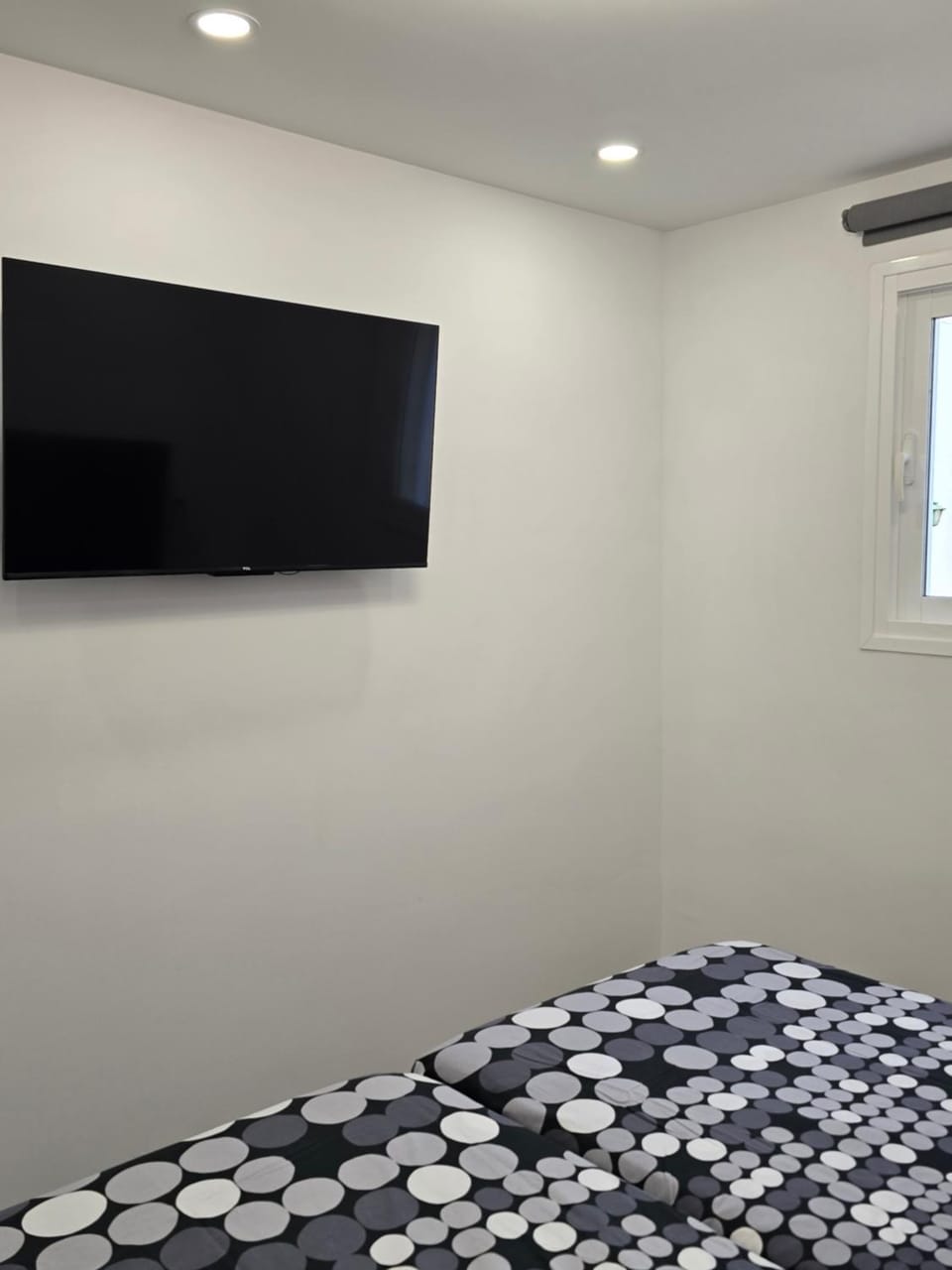 Bed, TV and multimedia, Photo of the whole room, Bedroom