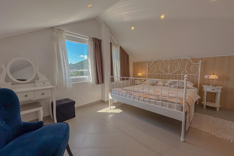 Bed, Bedroom, minibar, safe, air conditioner