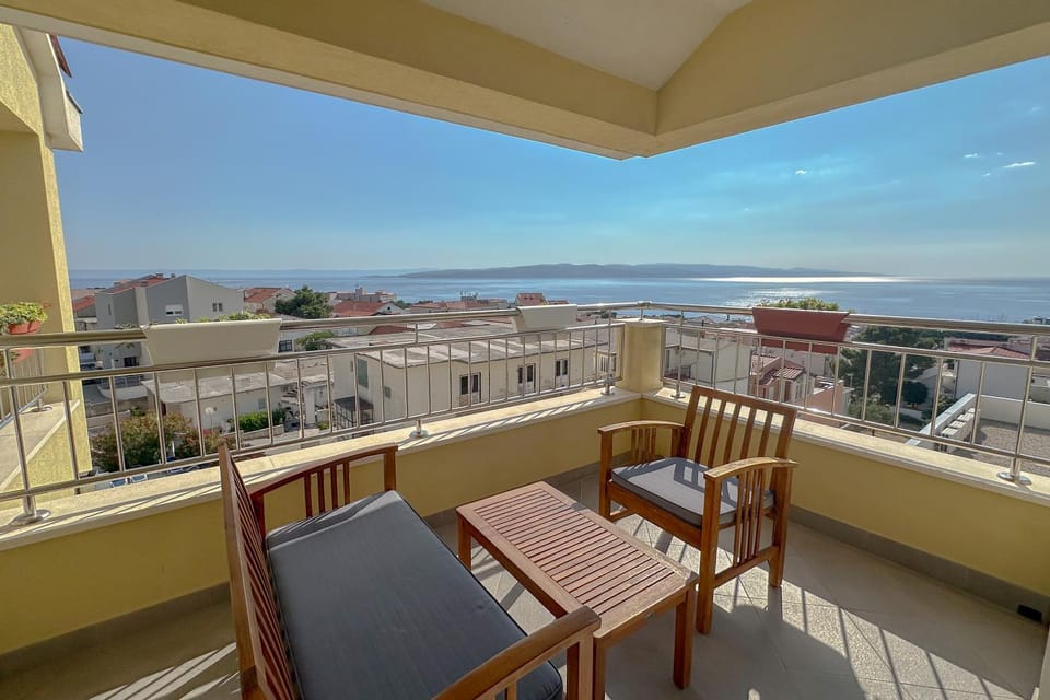 View (from property/room), Balcony/Terrace, Seating area, City view, Sea view