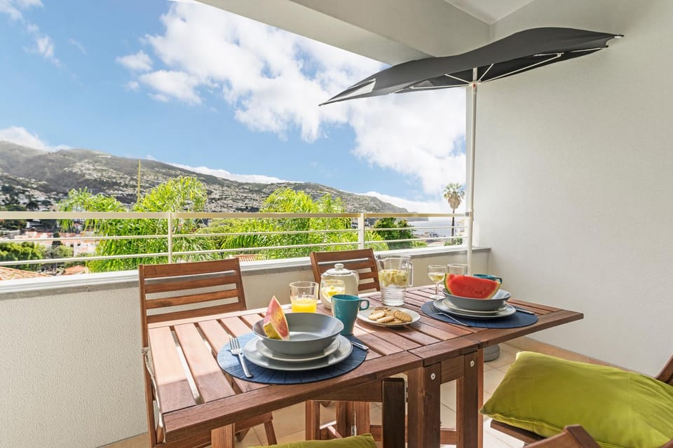 View (from property/room), Balcony/Terrace, Dining area, City view, Landmark view, Mountain view, Sea view