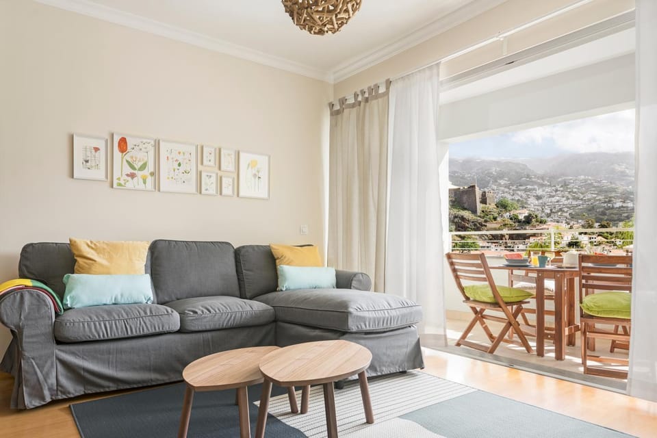TV and multimedia, Balcony/Terrace, Living room, Landmark view